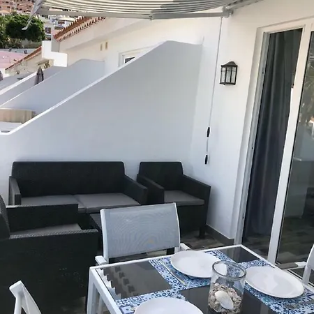 Village Island Heights 公寓